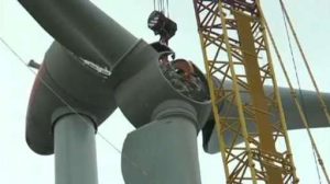 Riesenkran setzt Windkraftanlage zusammen