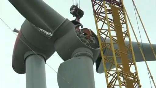 Riesenkran setzt Windkraftanlage zusammen