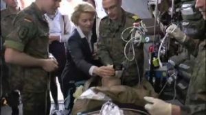 Von der Leyen besucht Kaserne in Leer