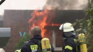 Feuer zerstört Haus in Neubörger
