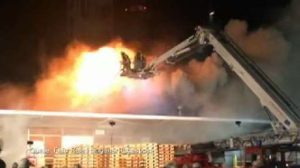 Feuer in Raffinerie: Rettungskräfte verhindern Schlimmeres