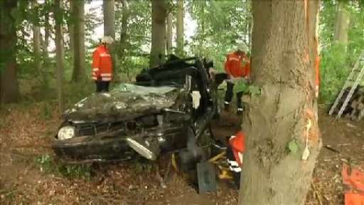 Cabrio prallt gegen Bäume: Schwerer Unfall auf der B70