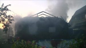 Feuer zerstört Garage in Sustrum