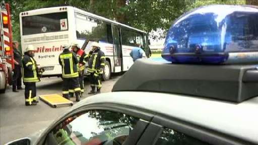 Schwerer Verkehrsunfall: Lkw prallt gegen Bus