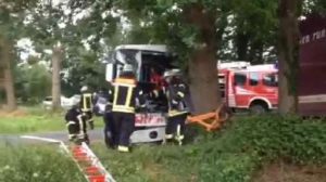 Bus stößt mit LKW zusammen