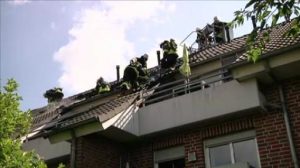 80 Feuerwehrleute bekämpfen Brand in Mehrfamilienhaus