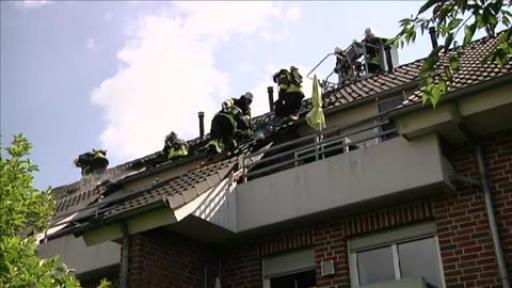 80 Feuerwehrleute bekämpfen Brand in Mehrfamilienhaus