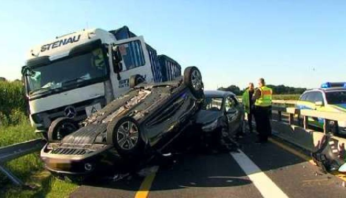 Lkw fährt auf Stauende auf