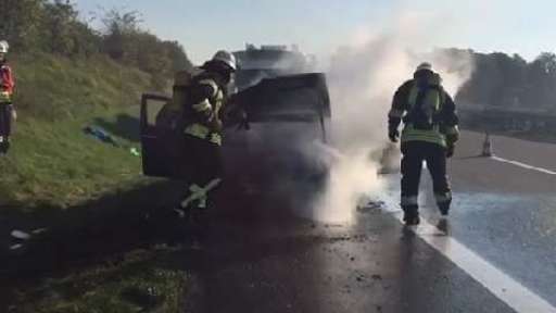 Auto auf der A31 in Flammen