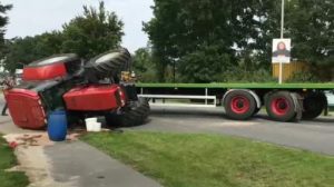 Traktorgespann in Neubörger umgekippt