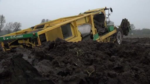 Kartoffelroder versinkt im Schlamm