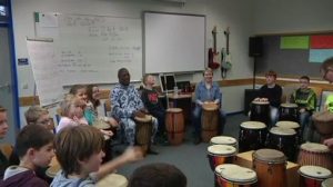 Musikprofessor aus Ghana trommelt mit Lingener Schülern
