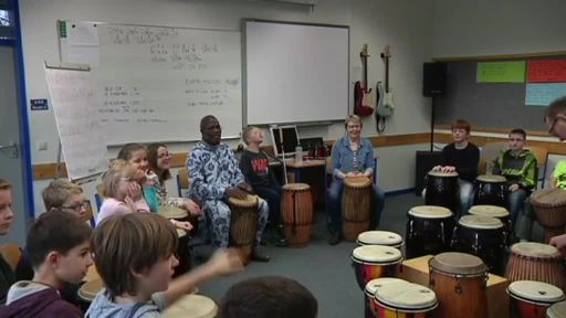 Musikprofessor aus Ghana trommelt mit Lingener Schülern
