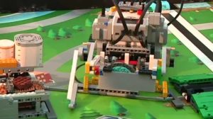 Schüler treten bei der First Lego League mit Robotern gegeneinander an