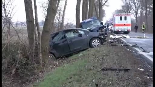 Frontalzusammenstoß zweier Fahrzeuge in Ringe