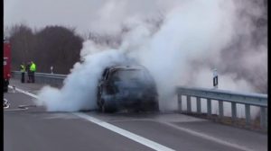 Auto gerät auf A 31 in Brand