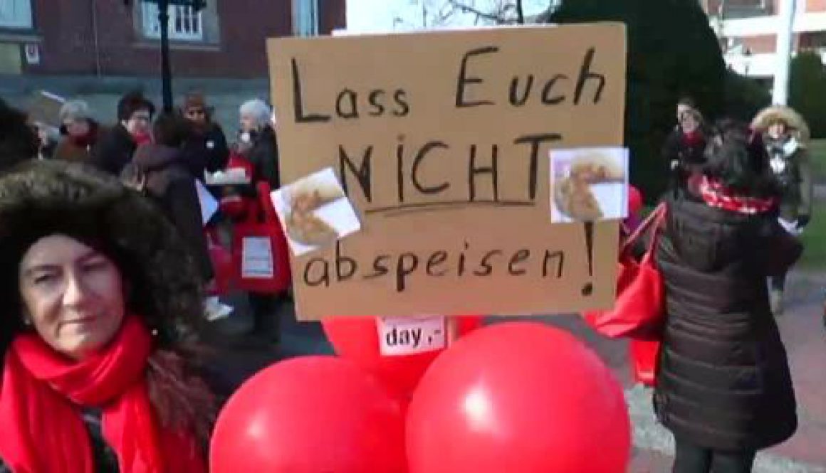 Demonstrantinnen begehen Equal Pay Day in Papenburg