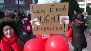 Demonstrantinnen begehen Equal Pay Day in Papenburg