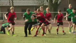 Junge Spartaner tragen Rugby Match auf heimischem Grün aus