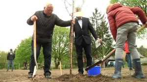 Raus aus dem Klassenzimmer, rein in die Natur - Pflanzaktion in Leschede