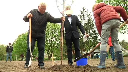 Raus aus dem Klassenzimmer, rein in die Natur - Pflanzaktion in Leschede