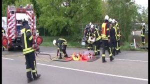 Vorfahrt missachtet - PKW Fahrer flüchtet nach Unfall