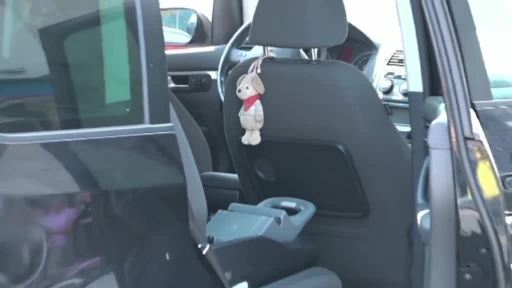 Kind bei Hitze versehentlich im Auto eingesperrt