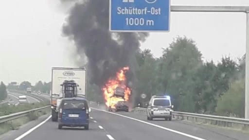 Autos brennen auf Transporter komplett aus