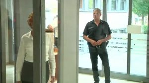 Justizministerin Havliza testet Sicherheitstür am Amtsgericht Meppen