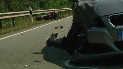 Motorradfahrer verletzt sich lebensgefährlich