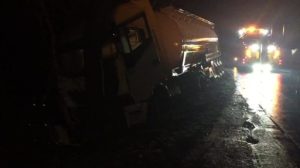 Tanklaster verunglückt im Schneetreiben