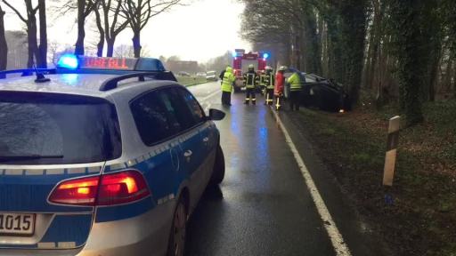 Frau schwer verletzt: Auto prallt gegen Baum