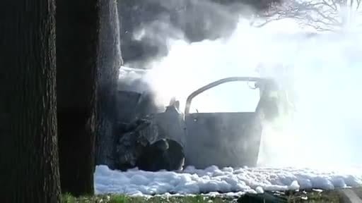 Ersthelfer zieht Mann aus brennendem Auto