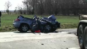 Fahrerin schwer verletzt: Auto prallt in Traktorgespann