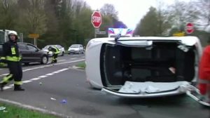 "Stop"-Schild überfahren: Zwei Verletzte bei Unfall auf Kreuzung