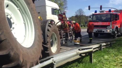 Stau nach Unfall auf B402