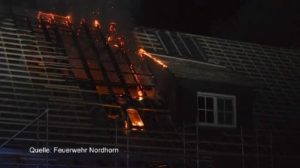 Haus nach Grillunfall in Flammen