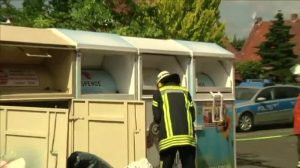 Feuerwehrleute suchen in Containern nach Verletztem