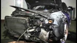 Auto prallt gegen Haus - Fahrer haut ab