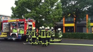 Feuerwehr löscht Brand an Schule