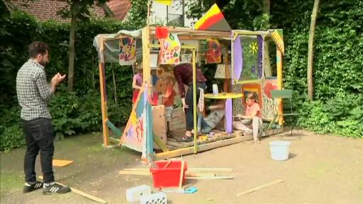 Kinder bemalen Haus im Kunstverein