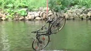 Taucher suchen geklaute Fahrräder