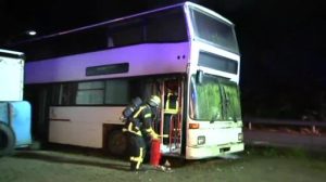 Zwei Mal in einer Nacht: Unbekannte zünden Busse an
