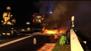 Auto auf der A31 in Flammen