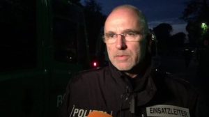 Fußballfans greifen Polizisten an