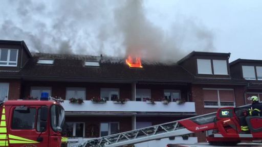 Flammen schlagen aus Lingener Mehrfamilienhaus