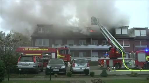 Feuerwehren bekämpfen Dachstuhlbrand in Lingen