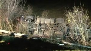 LKW stürzt Böschung hinunter