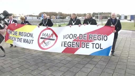 Gemeinsam gegen die Maut - Bürgermeister zeigen Flagge
