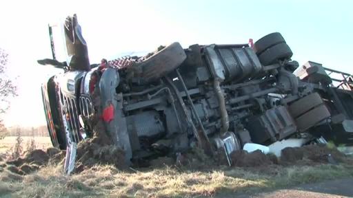 LKW rammt Pannen-Transporter und kippt um